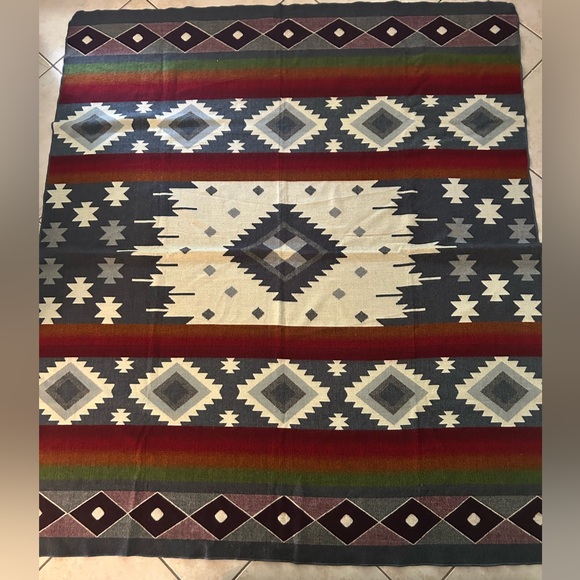 Geometric Patterned Blanket - Picture 2 of 6